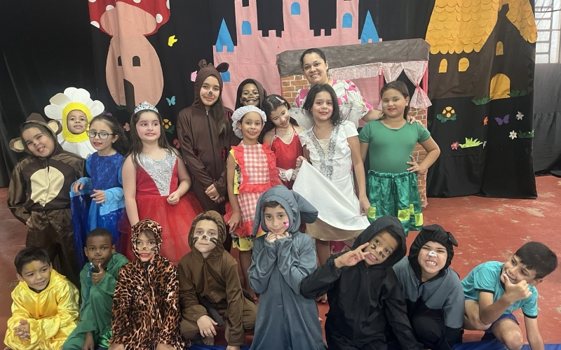 Integrantes da Oficina de Teatro do Projeto Ammigo realizam apresentações em programação especial alusiva ao Dia das Crianças