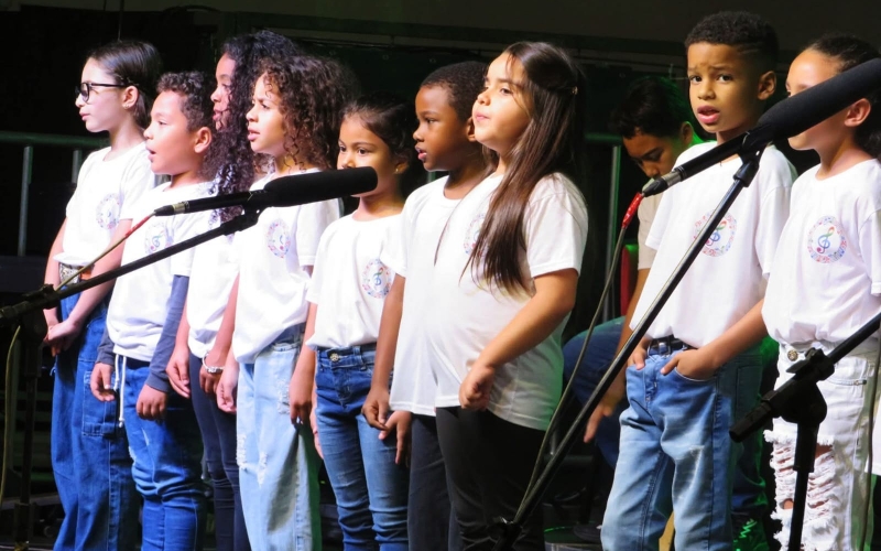 Crianças do Projeto Ammigo do município de São Manoel do Paraná/PR encantam o público presente no 17º Festival de Corais em Paranavaí/PR
