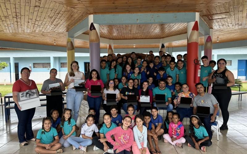 Secretaria Municipal de Educação realiza entrega de 30 tablets à Escola Municipal Monteiro Lobato