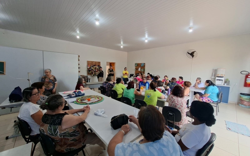 Idosos participam de roda de conversa sobre segurança e golpes com a equipe da Patrulha Maria da Penha em São Manoel do Paraná/PR