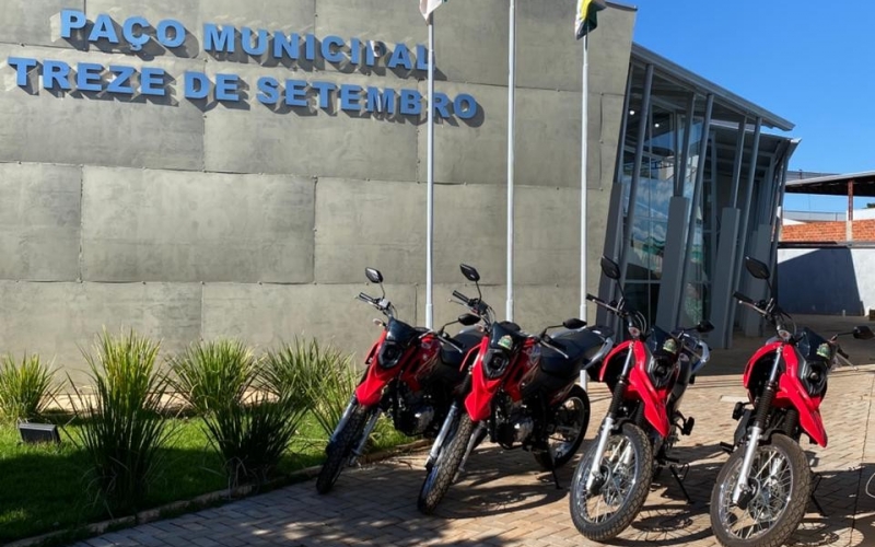 Administração Municipal entrega novas motocicletas às secretarias visando otimizar os serviços prestados e gerar economia